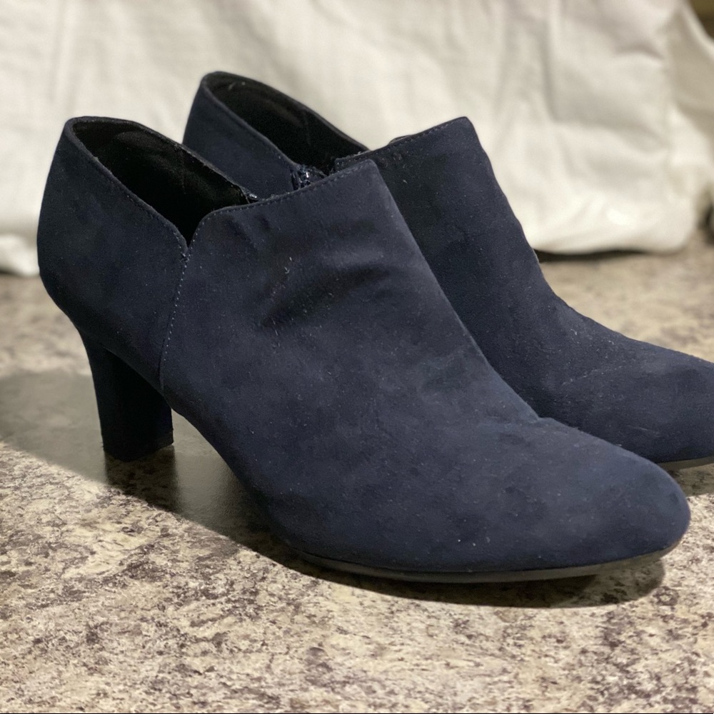 Navy ankle boot w/Heel